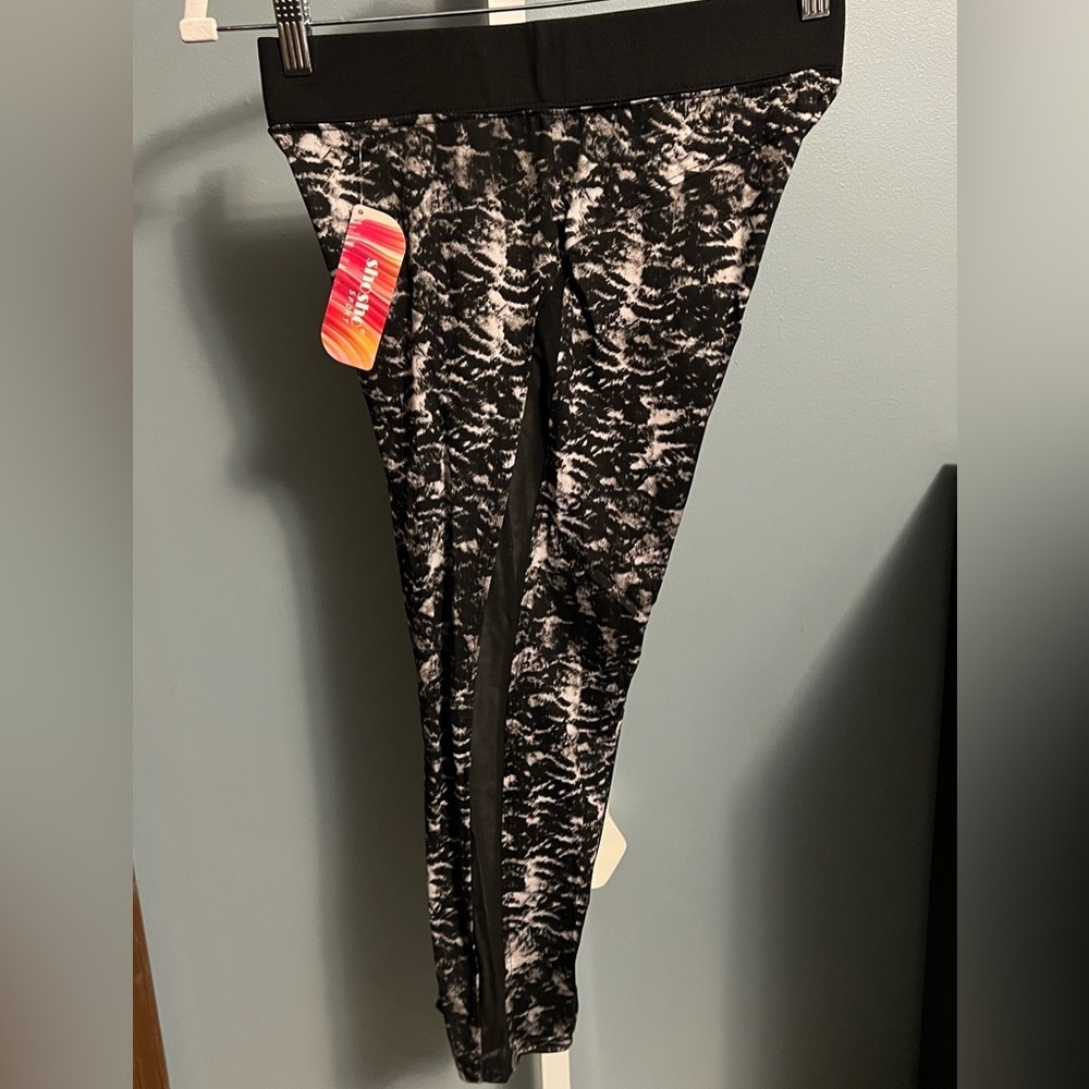 🇺🇸$5🇺🇸 Sho Sho Sport Black and White Patterned Mesh Leggings NWT Large - Picture 4 of 5